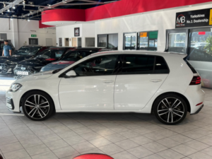 2017 Volkswagen Golf 2.0 Tdi Bluemotion Tech Gtd in White — image 6