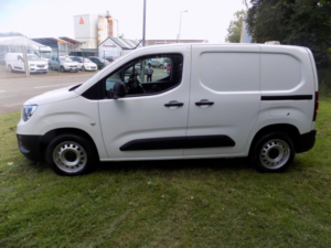 2021 Vauxhall Combo 1.5 Turbo D 2300 Dynamic L1 H1 Euro 6 4dr in White — image 4