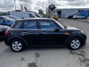 2016 MINI Hatch 1.5 5-Door Hatch Cooper in Black — image 4