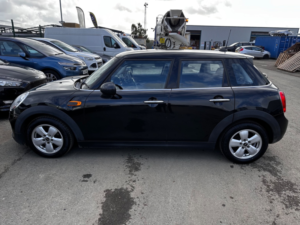 2016 MINI Hatch 1.5 5-Door Hatch Cooper in Black — image 6