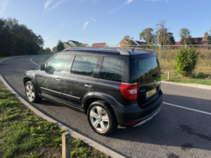 2010 Skoda Yeti 2.0 Tdi Se in Black — image 3