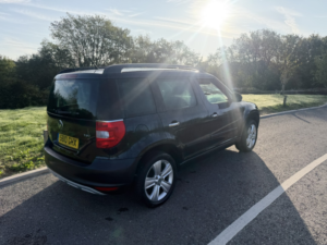 2010 Skoda Yeti 2.0 Tdi Se in Black — image 4