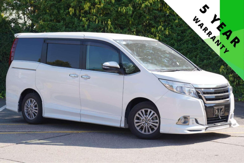 2015 Toyota Esquire 2.0 Gi 5dr 7 Seats in White — image 1