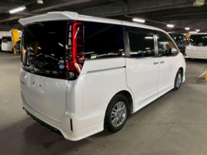 2015 Toyota Esquire 2.0 Gi 5dr 7 Seats in White — image 3