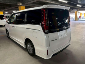2015 Toyota Esquire 2.0 Gi 5dr 7 Seats in White — image 5