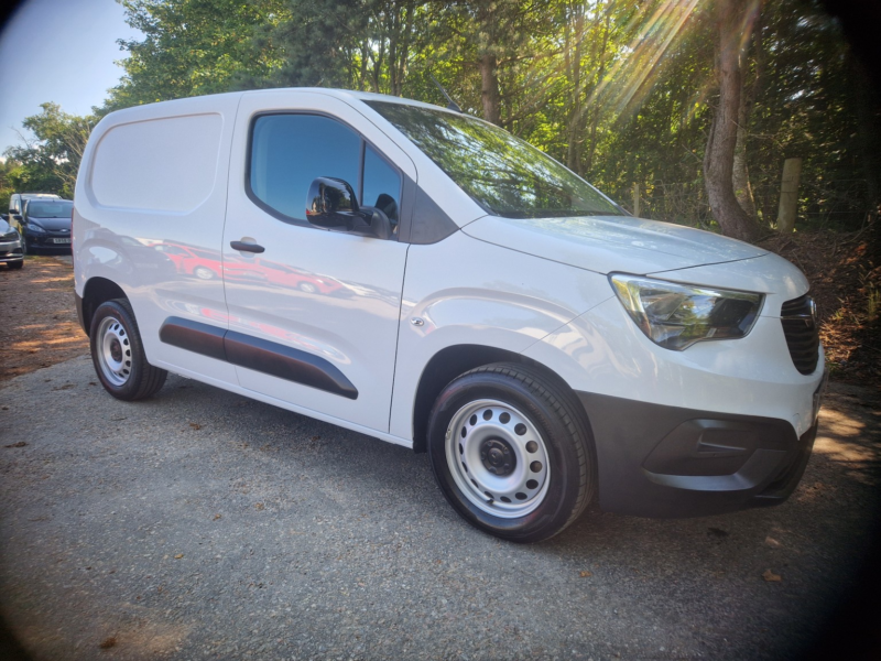 2023 Vauxhall Combo 1.5 Combo Pro 1.5d 100 M6 L1h1 2300 Panel Van in White — image 1