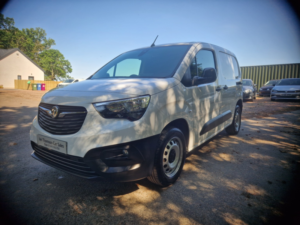 2023 Vauxhall Combo 1.5 Combo Pro 1.5d 100 M6 L1h1 2300 Panel Van in White — image 2