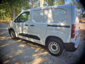 2023 Vauxhall Combo 1.5 Combo Pro 1.5d 100 M6 L1h1 2300 Panel Van in White — image 3
