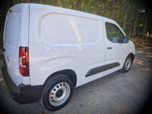 2023 Vauxhall Combo 1.5 Combo Pro 1.5d 100 M6 L1h1 2300 Panel Van in White — image 4