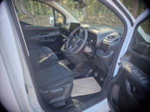 2023 Vauxhall Combo 1.5 Combo Pro 1.5d 100 M6 L1h1 2300 Panel Van in White — image 5