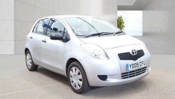 2009 Toyota Yaris 1.0 Vvt-I T2 Hatchback 5dr Petrol Manual Euro 4 (69 Ps) in Silver — image 1