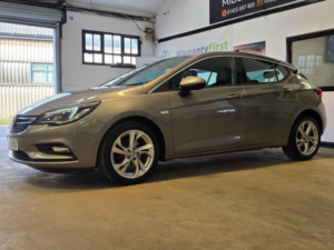 2017 Vauxhall Astra 1.4i Turbo Sri Euro 6 5dr in Grey — image 5