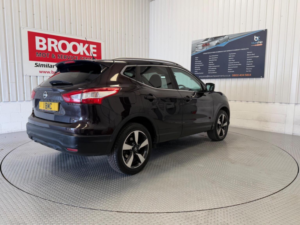 2014 Nissan Qashqai 1.2 Dig-T N-Tec+ Xtron 2WD Euro 5 (s/s) 5dr in Black — image 4