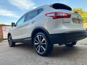 2014 Nissan Qashqai 1.6 Dci Tekna in White — image 6