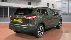 2016 Nissan Qashqai 1.2 Dig-T N-Connecta 2WD Euro 6 (s/s) 5dr in Bronze — image 4
