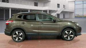 2016 Nissan Qashqai 1.2 Dig-T N-Connecta 2WD Euro 6 (s/s) 5dr in Bronze — image 5