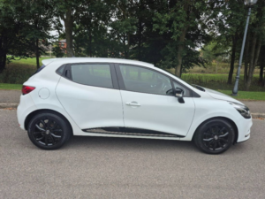 2017 Renault Clio 1.2 16v Dynamique Nav Hatchback 5dr Petrol Manual Euro 6 (75 Ps) in Multicolour — image 5