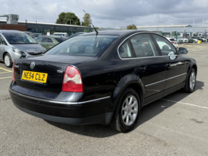 2004 Volkswagen Passat 1.9 Tdi Pd Highline in Black — image 3