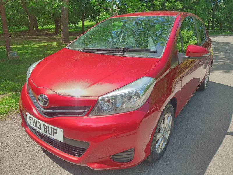 2013 Toyota Yaris 1.3 Dual Vvt-I Tr in Red — image 1