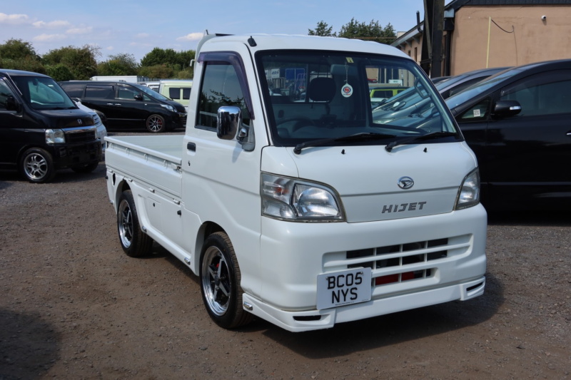 2005 Daihatsu Hijet in White — image 1