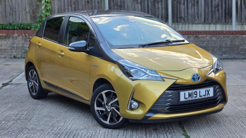 2019 Toyota Yaris 1.5 Vvt-H Y20 E-CVT Euro 6 (s/s) 5dr in Gold — image 1