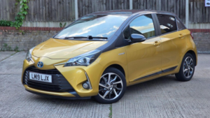 2019 Toyota Yaris 1.5 Vvt-H Y20 E-CVT Euro 6 (s/s) 5dr in Gold — image 2