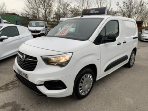 2020 Vauxhall Combo 1.5 Turbo D 2000 Sportive in White — image 3