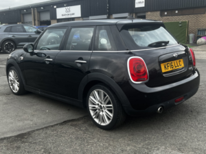 2016 MINI Hatch 1.5 5-Door Hatch Cooper D in Black — image 4