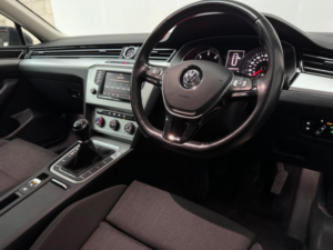 2015 Volkswagen Passat 2.0 Tdi Bluemotion Tech Se Business Euro 6 (s/s) 5dr in Blue — image 4