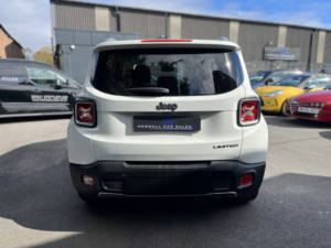 2016 Jeep Renegade 1.6 Renegade 1.6 Multijet Ii 120hp Limited in White — image 4