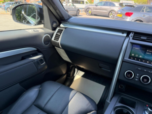 2020 Land Rover Discovery 3.0 Sd V6 Landmark Edition Auto 4WD Euro 6 (s/s) 5dr in Black — image 4