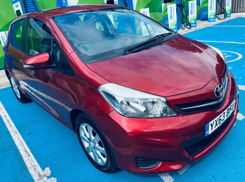 2013 Toyota Yaris 1.33 Dual Vvt-I Tr Hatchback 5dr Petrol Manual Euro 5 (101 Ps) in Red — image 1