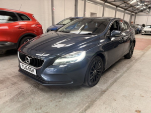 2016 Volvo V40 2.0 Momentum T2 in Blue — image 2