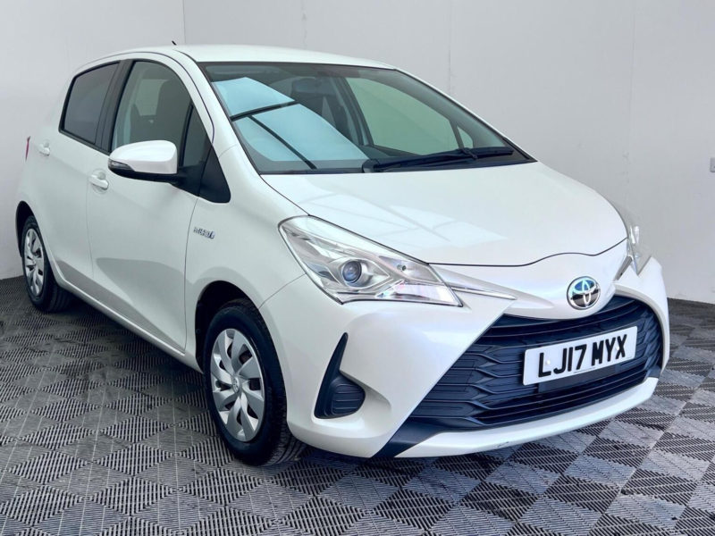 2017 Toyota Yaris 1.5 Vvt-I Icon Tech Hatchback 5dr Petrol CVT Euro 6 (111 Ps) in White — image 1