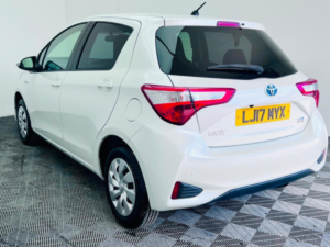 2017 Toyota Yaris 1.5 Vvt-I Icon Tech Hatchback 5dr Petrol CVT Euro 6 (111 Ps) in White — image 4