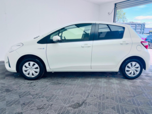 2017 Toyota Yaris 1.5 Vvt-I Icon Tech Hatchback 5dr Petrol CVT Euro 6 (111 Ps) in White — image 5