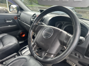 2009 Isuzu Rodeo 2.5 Td Denver Max Le in Black — image 3