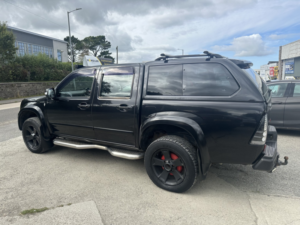 2009 Isuzu Rodeo 2.5 Td Denver Max Le in Black — image 6