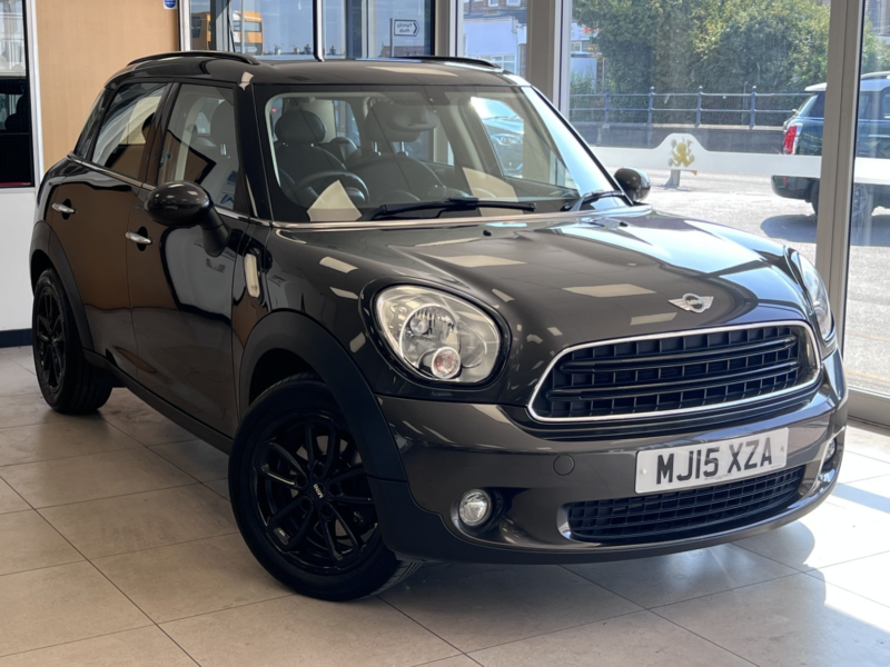 2015 MINI Countryman 2.0 Cooper D Countryman Auto in Grey — image 1