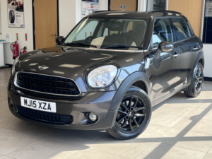 2015 MINI Countryman 2.0 Cooper D Countryman Auto in Grey — image 3