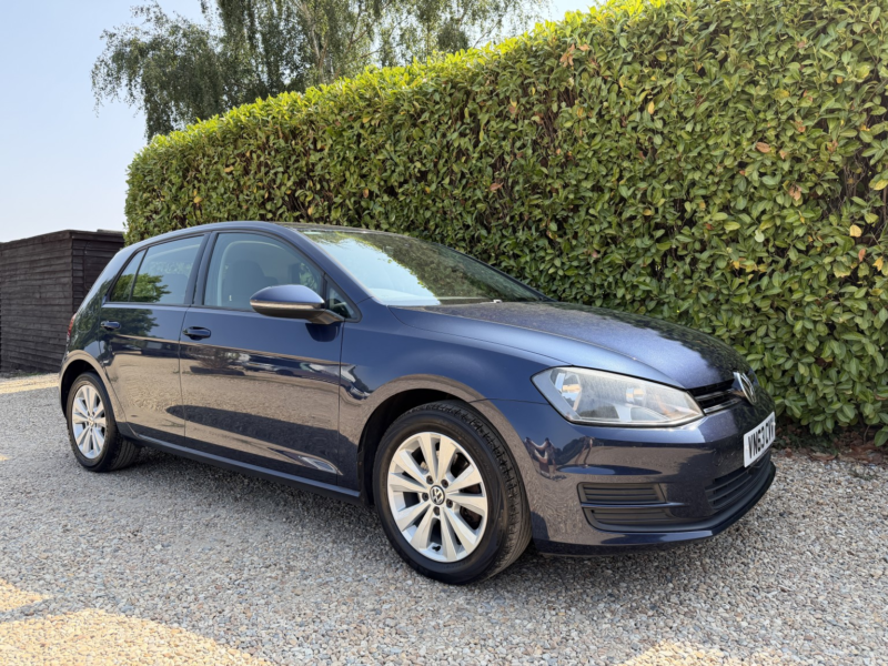 2013 Volkswagen Golf 2.0 Tdi Bluemotion Tech Se in Blue — image 1