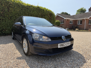 2013 Volkswagen Golf 2.0 Tdi Bluemotion Tech Se in Blue — image 2