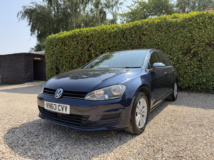 2013 Volkswagen Golf 2.0 Tdi Bluemotion Tech Se in Blue — image 4