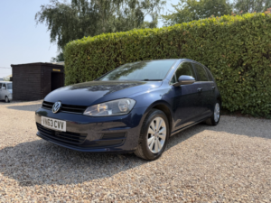 2013 Volkswagen Golf 2.0 Tdi Bluemotion Tech Se in Blue — image 5