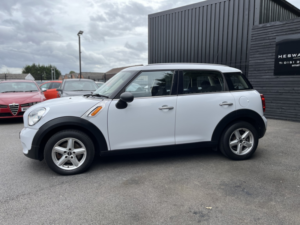 2012 MINI Countryman 1.6 One D Countryman in White — image 6