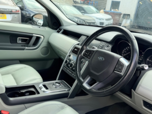 2016 Land Rover Discovery Sport Td4 Se Tech in Black — image 2