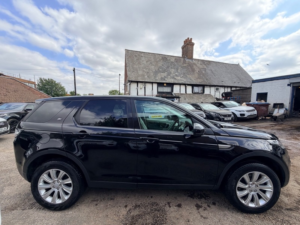 2016 Land Rover Discovery Sport Td4 Se Tech in Black — image 4
