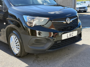 2022 Vauxhall Combo 1.5 Turbo D 2300 Dynamic Crew Van L2 Euro 6 4dr in Black — image 4