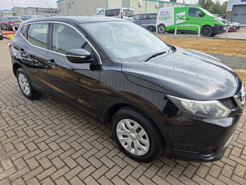 2014 Nissan Qashqai 1.2 Dig-T Visia in Black — image 1