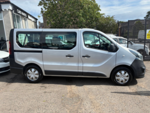 2017 Vauxhall Vivaro 1.6 Cdti 2900 Biturbo Ecoflex Combi Van Double Cab 5dr Diesel Manual L1 H1 Euro 6 (s/s) (9 Seat) (95 Ps) in Silver — image 2